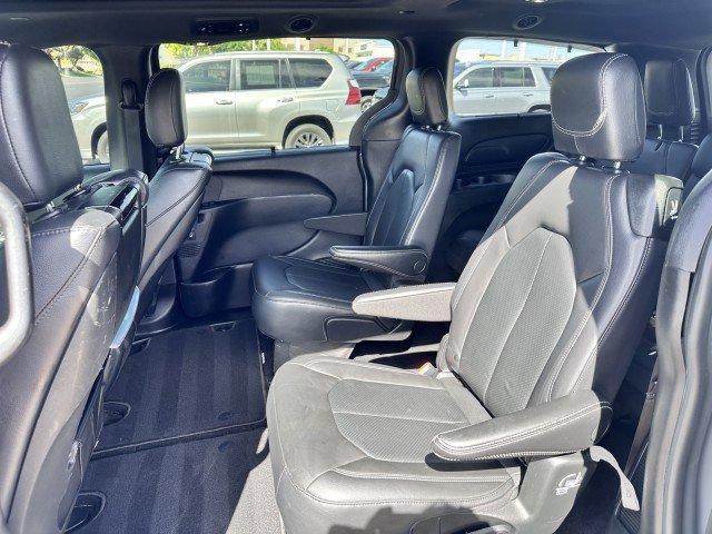 Used 2021 Chrysler Pacifica Touring-L w/ Uconnect Theater Family Group FWD image 13