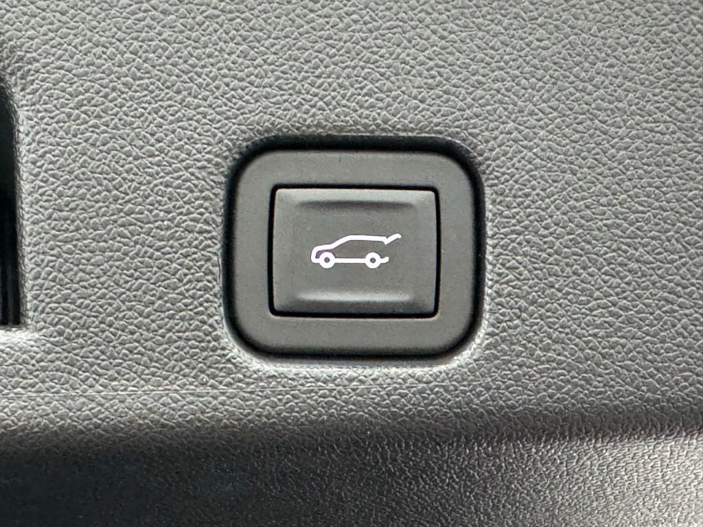 Used 2025 GMC Acadia Elevation image 10