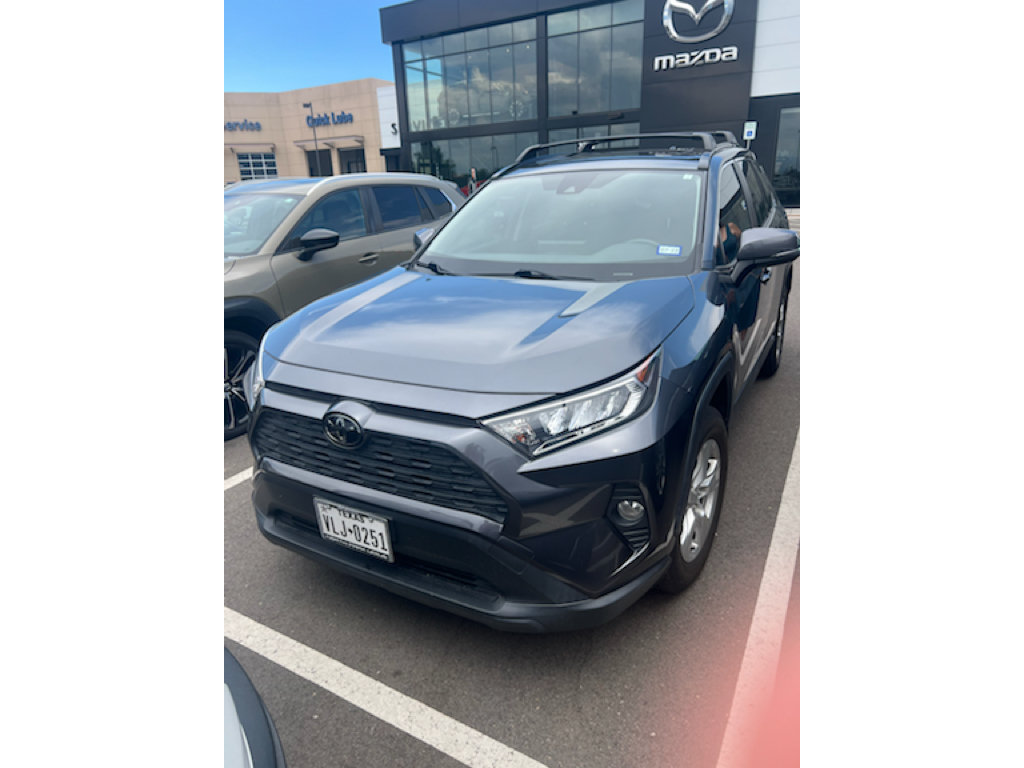 Used 2020 Toyota RAV4 XLE w/ Convenience Package FWD image 4