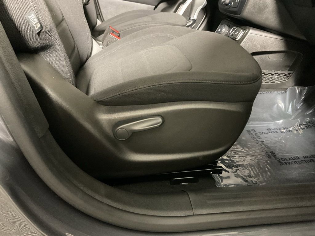 Used 2022 Jeep Renegade Latitude AWD/4WD image 36