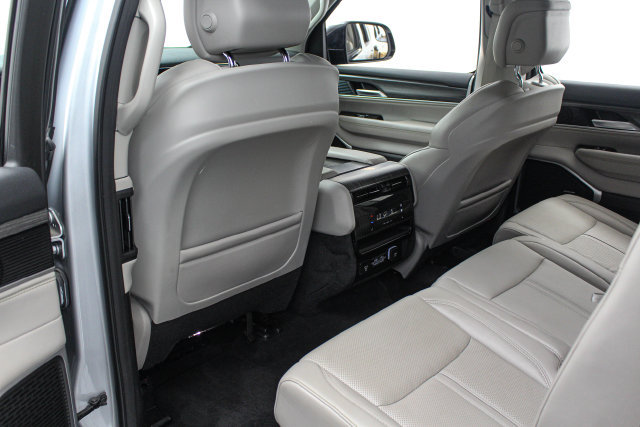 Used 2024 Jeep Wagoneer L Series II w/ Flexible Seating Group RWD image 16