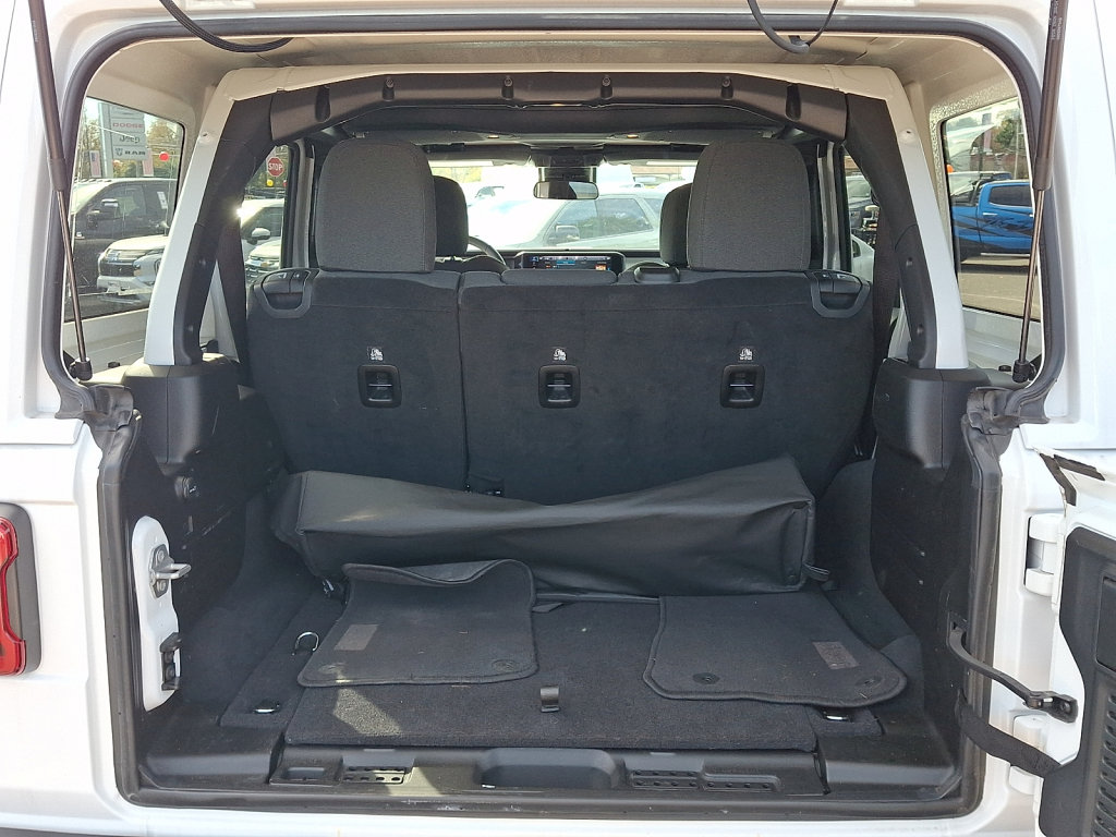Used 2025 Jeep Wrangler Unlimited Sahara AWD/4WD image 18