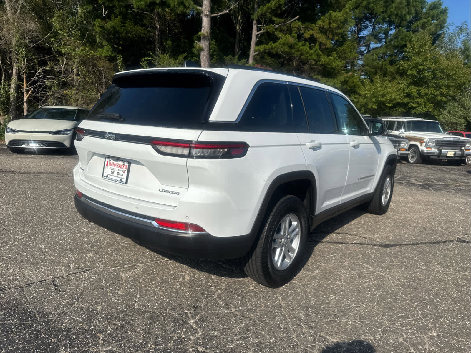 Certified 2023 Jeep Grand Cherokee Laredo image 9
