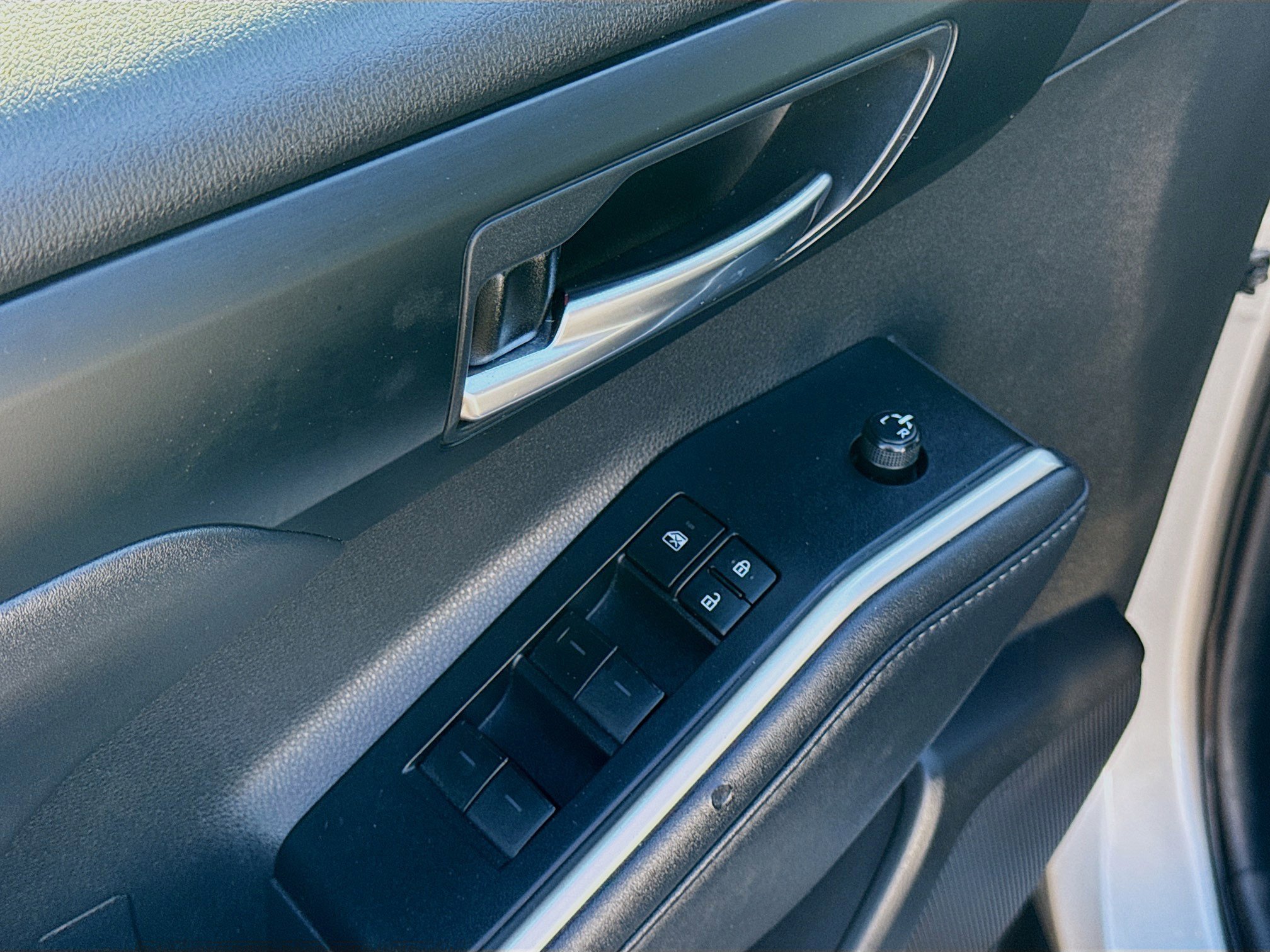 Used 2020 Toyota Highlander XLE image 24