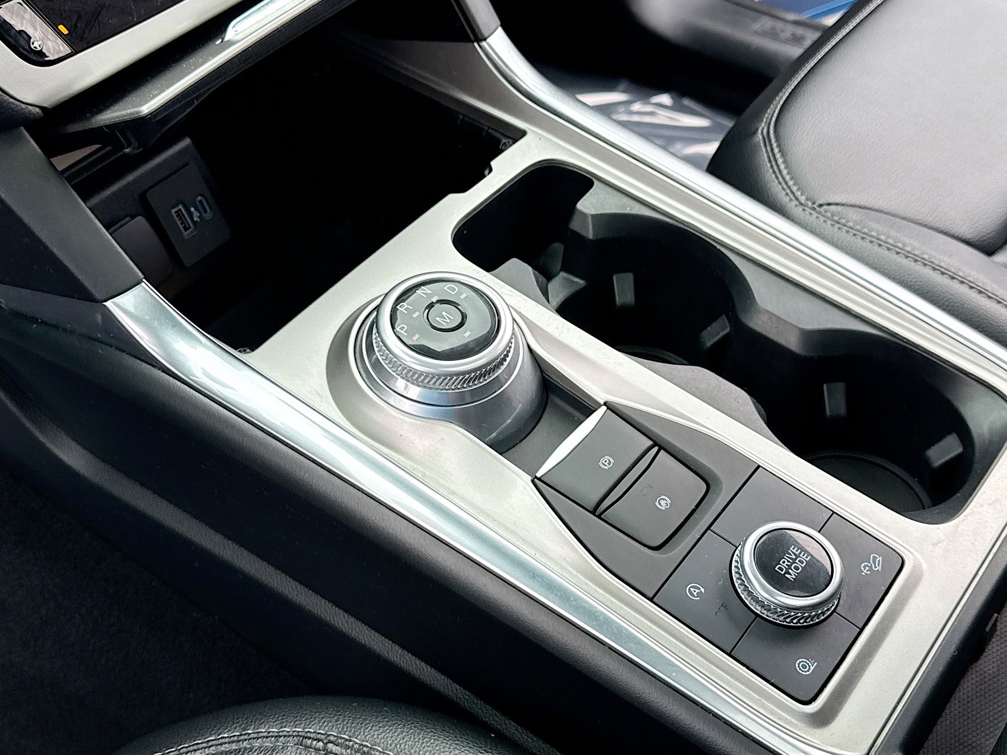 Used 2020 Ford Explorer XLT w/ Equipment Group 202A AWD/4WD image 12