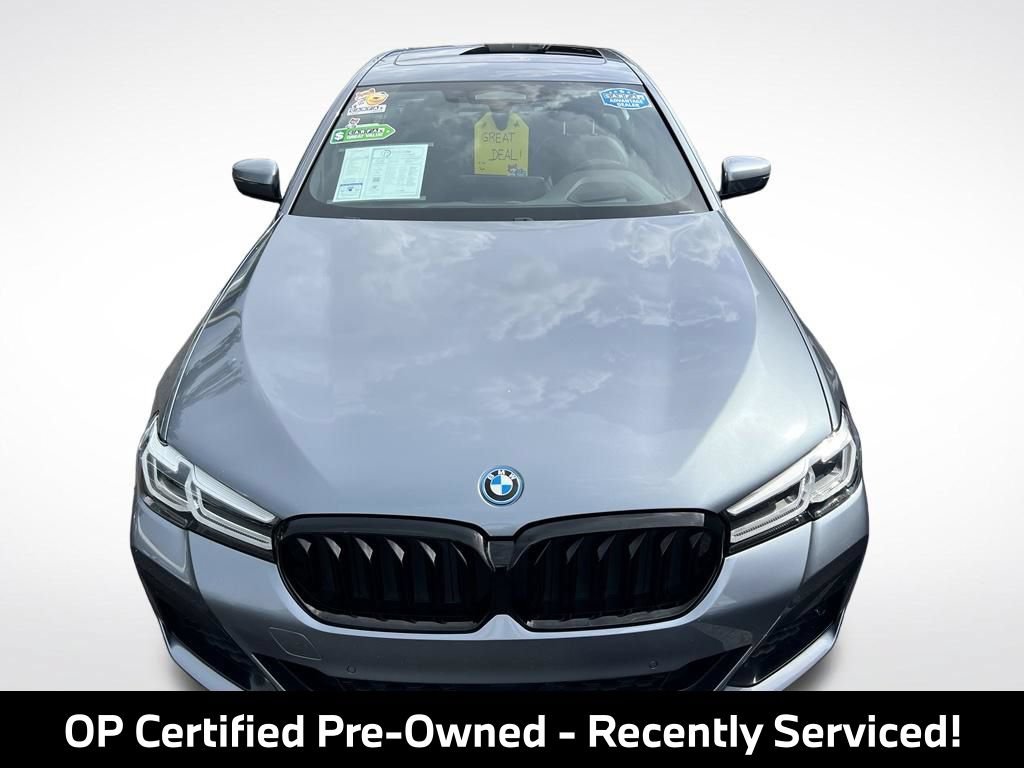 Used 2022 BMW 530e xDrive w/ Premium Package AWD/4WD image 3