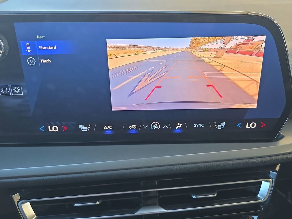 Used 2025 Chevrolet Traverse LT image 15