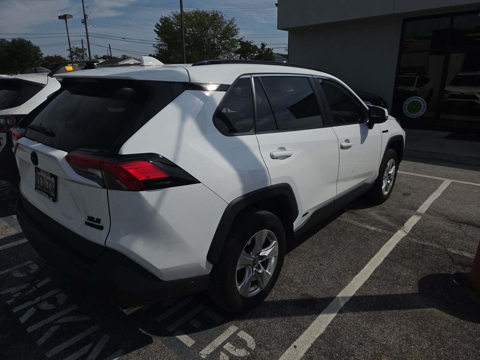 Used 2021 Toyota RAV4 XLE w/ Convenience Package AWD/4WD image 3