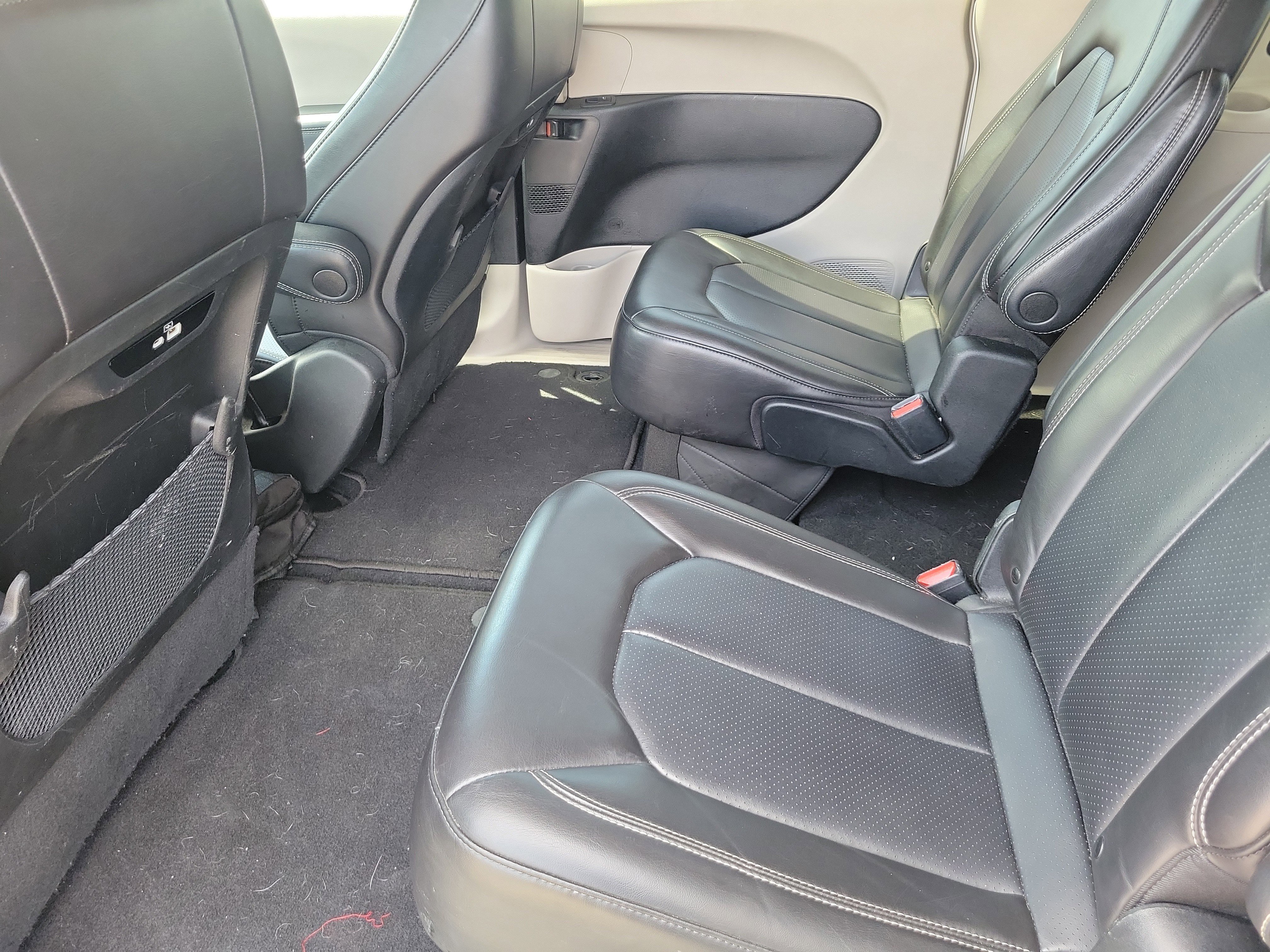 Used 2023 Chrysler Pacifica Touring-L image 10