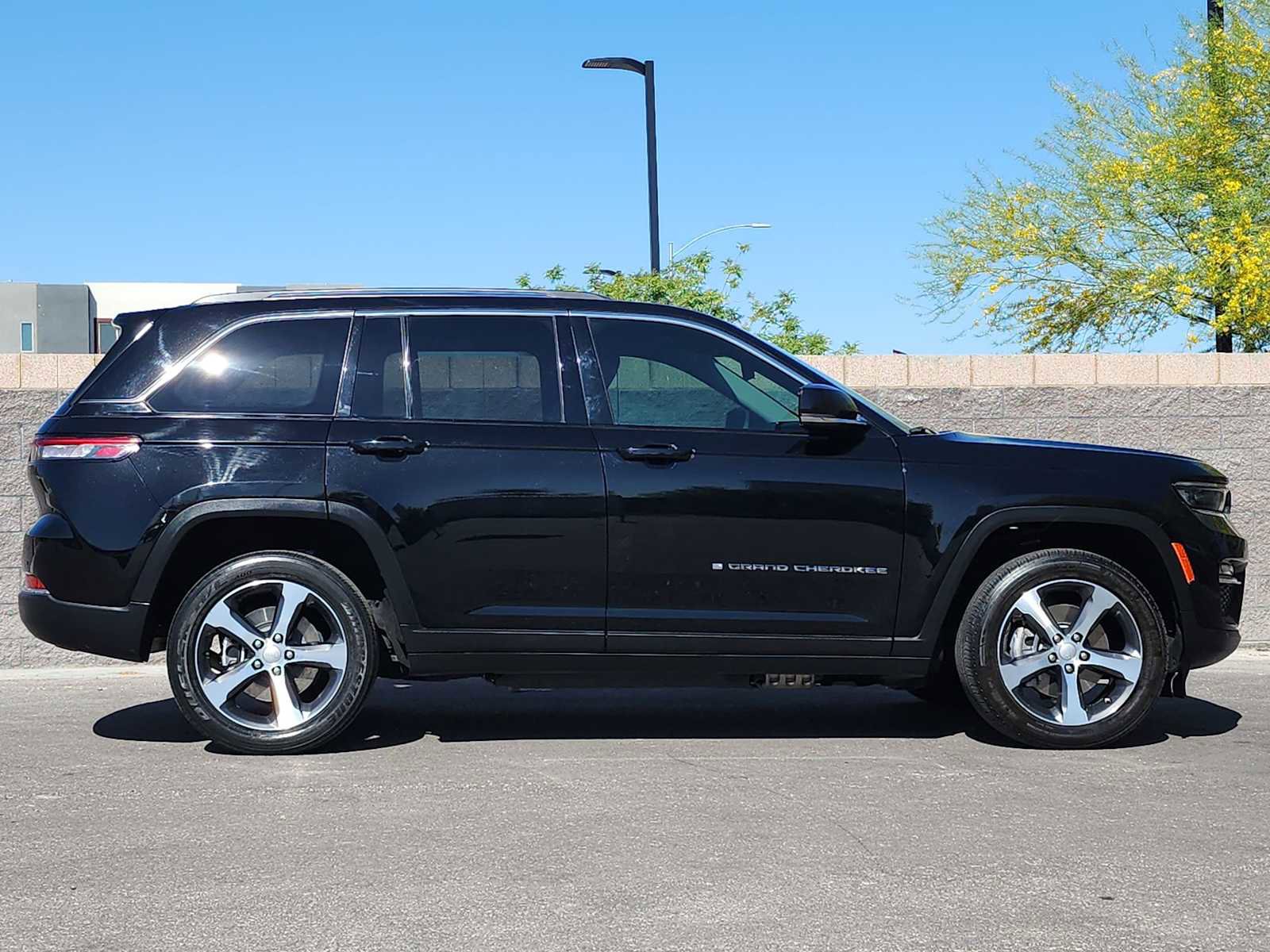 Used 2024 Jeep Grand Cherokee Limited 4xe AWD/4WD image 9