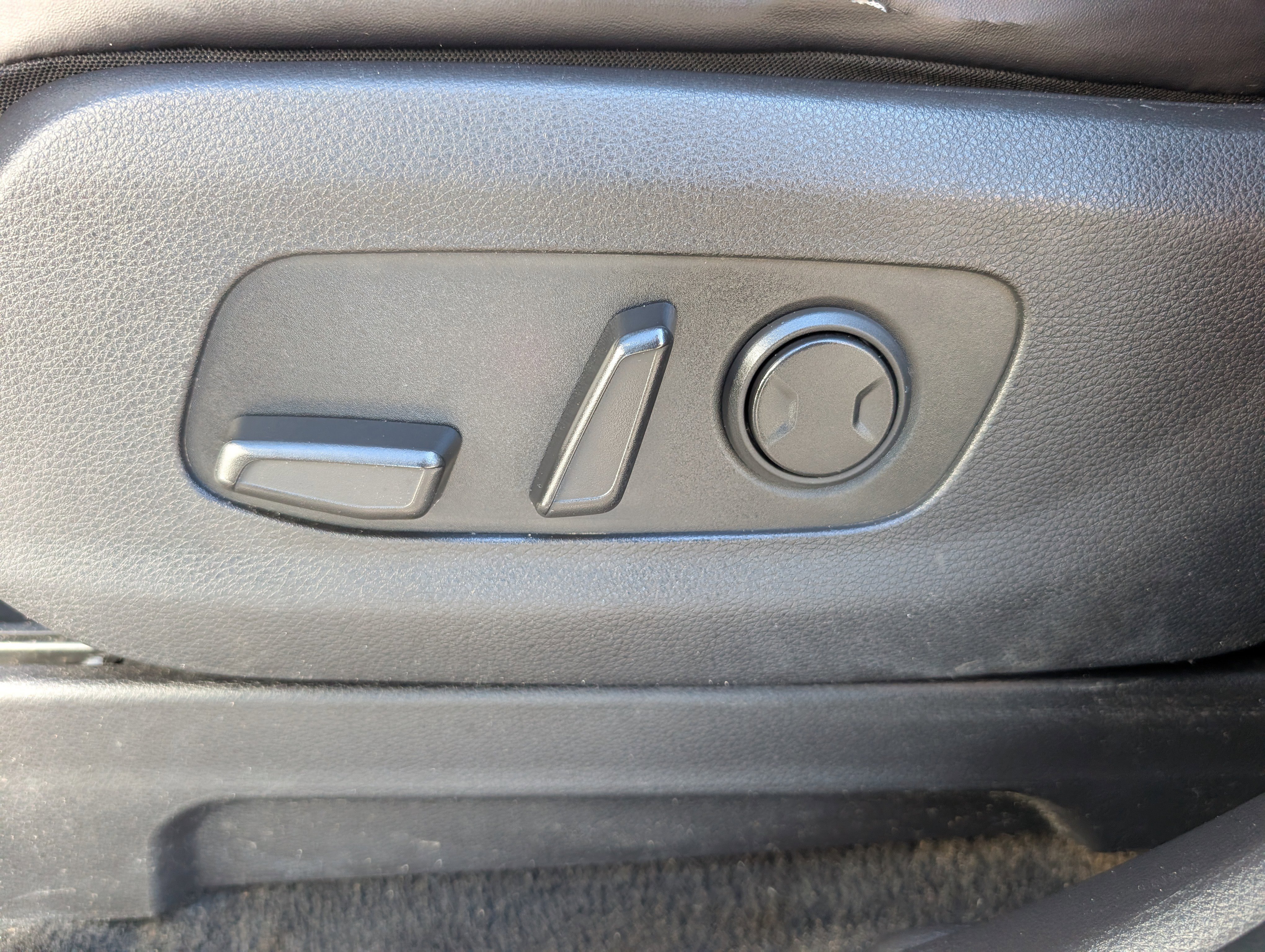 Used 2023 Kia Carnival LX image 16