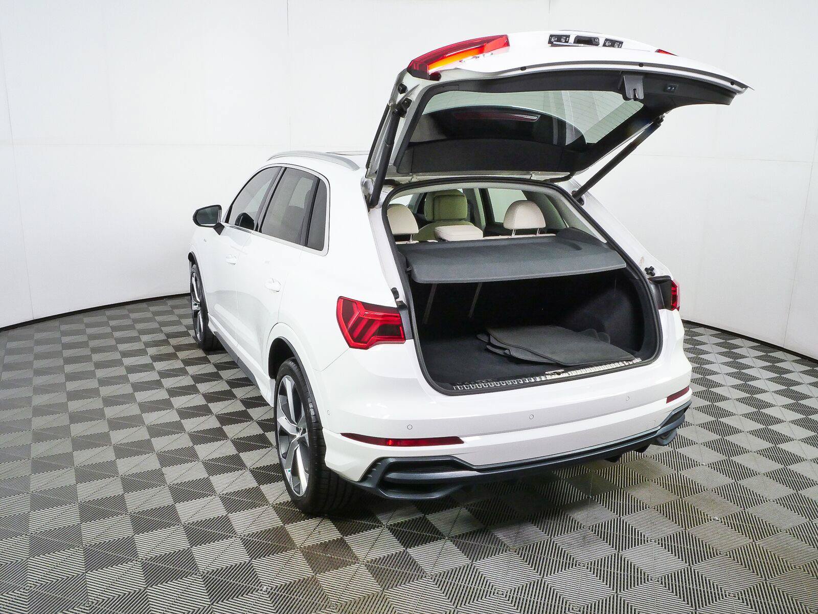 Used 2020 Audi Q3 2.0T Prestige AWD/4WD image 27