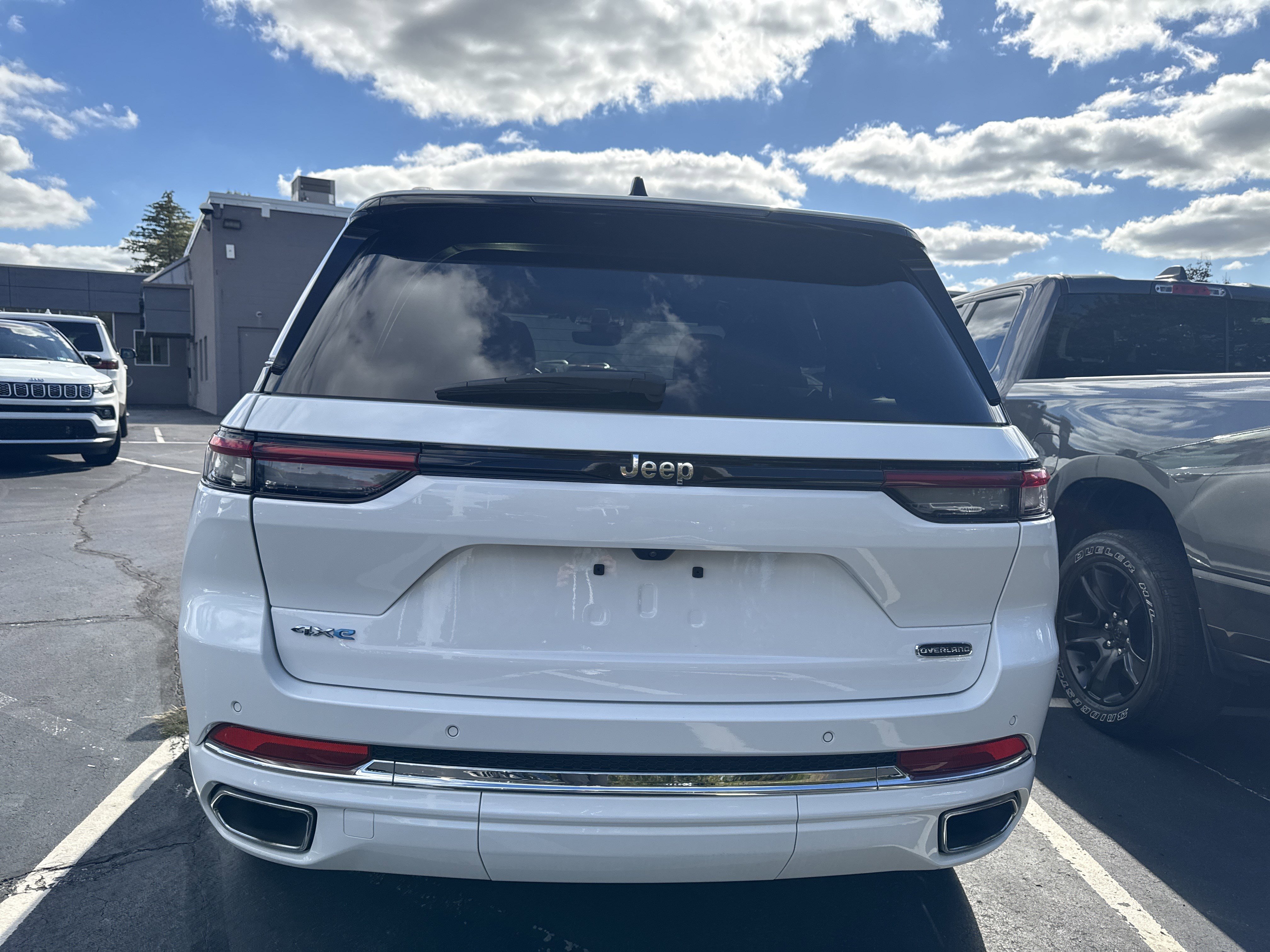 Used 2023 Jeep Grand Cherokee Overland AWD/4WD image 6