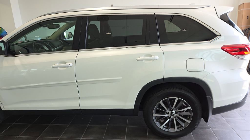 Used 2019 Toyota Highlander XLE AWD/4WD image 3