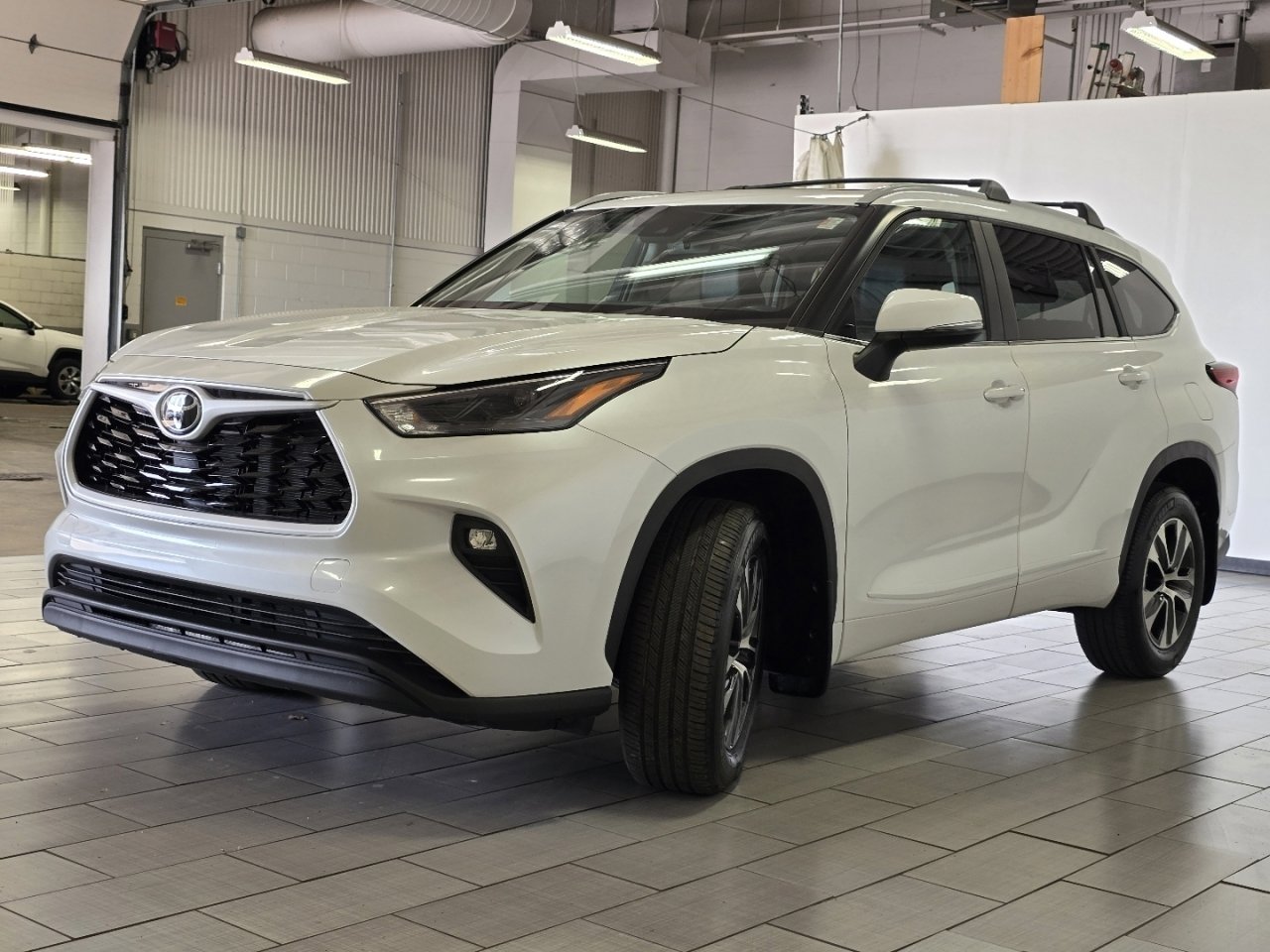 Used 2023 Toyota Highlander XLE AWD/4WD image 13