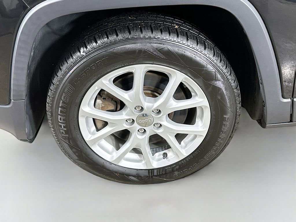 Used 2018 Jeep Cherokee Latitude FWD image 11