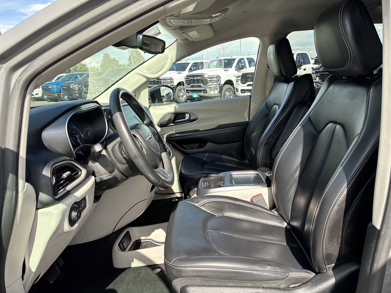 Used 2023 Chrysler Pacifica Touring-L FWD image 13
