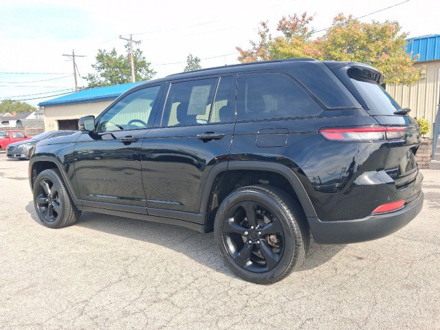 Used 2023 Jeep Grand Cherokee Limited w/ Black Appearance Package AWD/4WD image 6