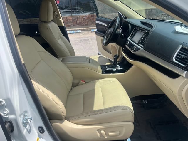 Used 2018 Toyota Highlander XLE AWD/4WD image 34
