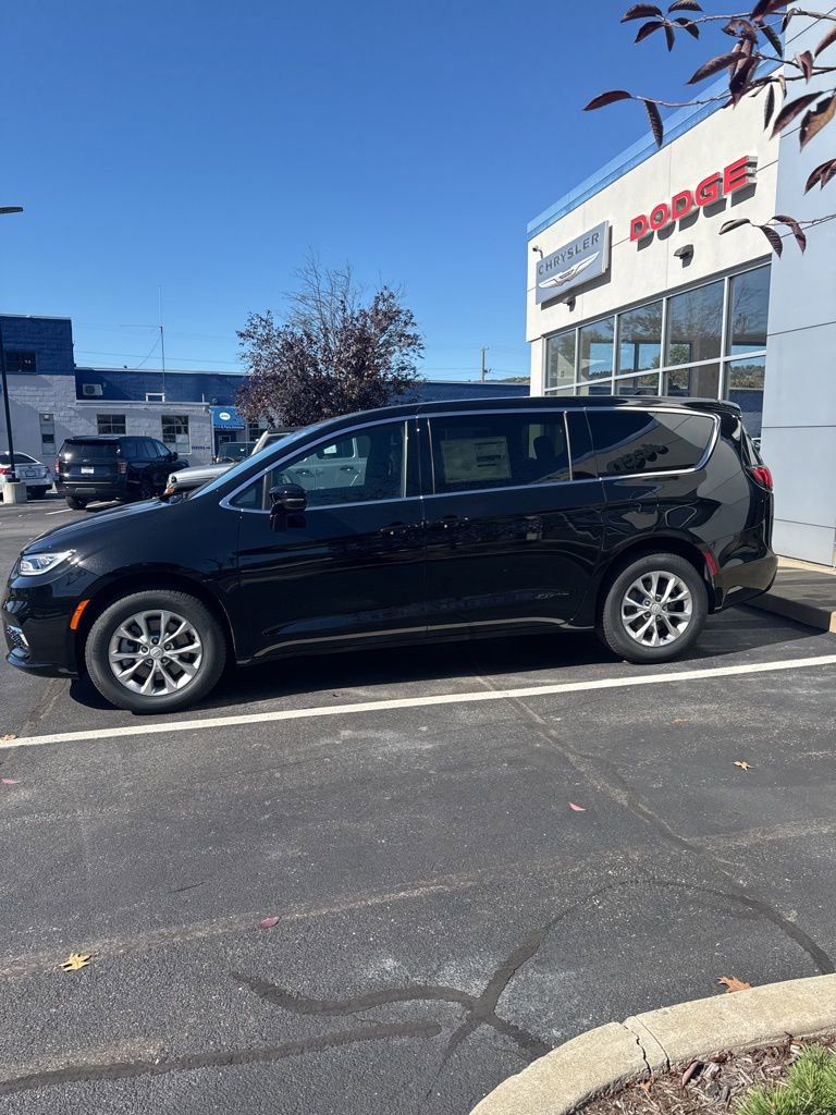 New 2026 Chrysler Pacifica Select image 3