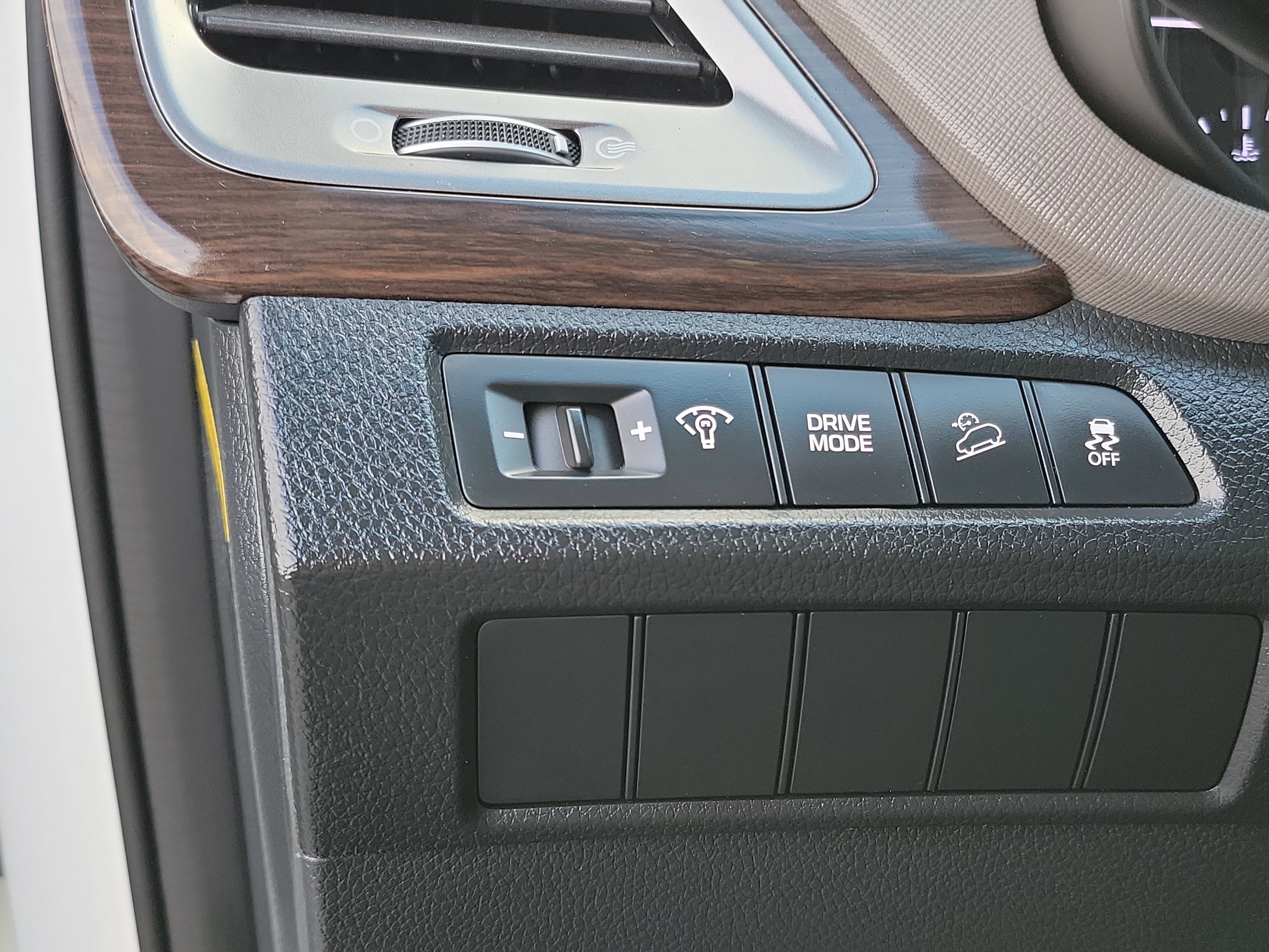 Used 2018 Hyundai Santa Fe SE image 16