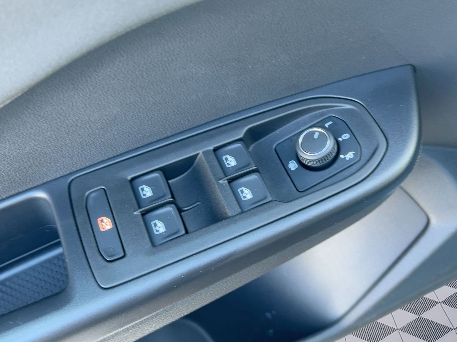 Used 2025 Volkswagen Taos SE image 12