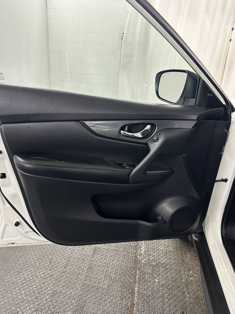 Used 2018 Nissan Rogue SV image 8