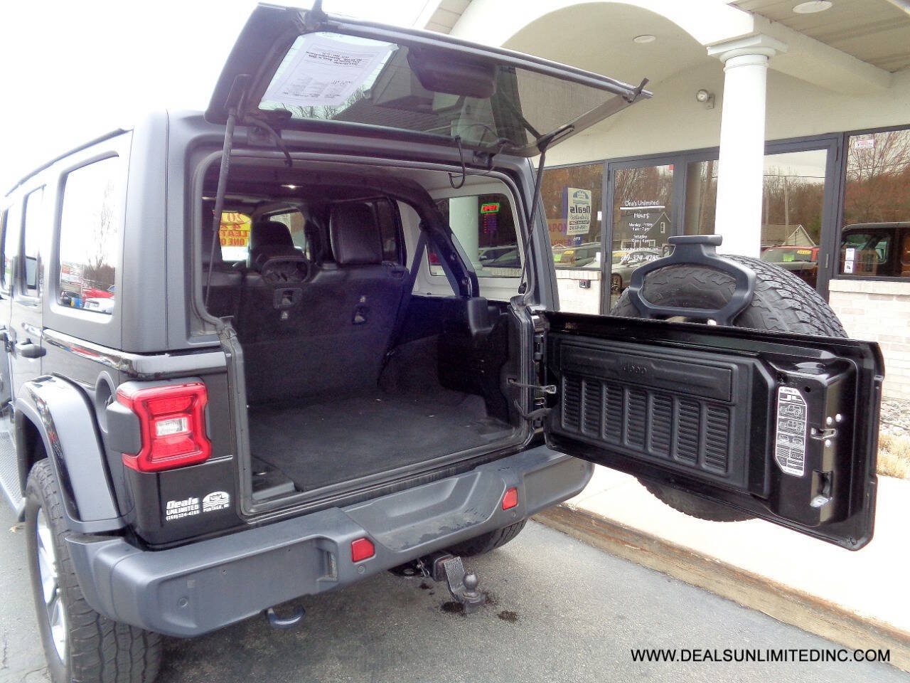 Used 2018 Jeep Wrangler Unlimited Sahara AWD/4WD image 19