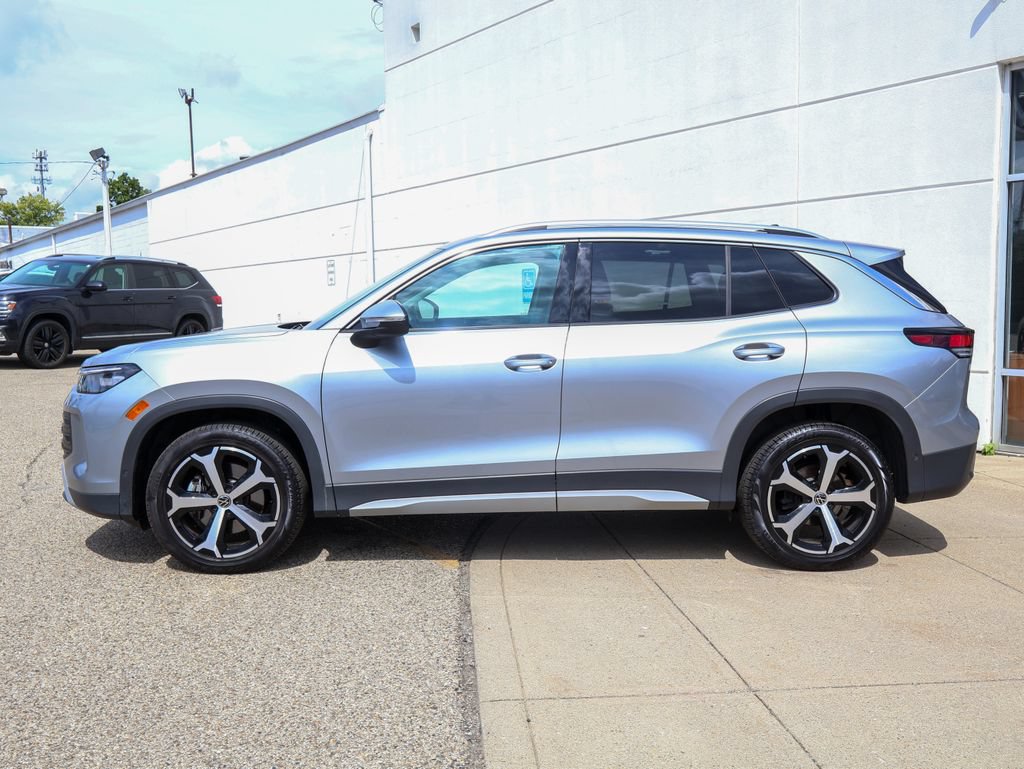 Certified 2025 Volkswagen Tiguan SE w/ Panoramic Sunroof Package AWD/4WD image 2