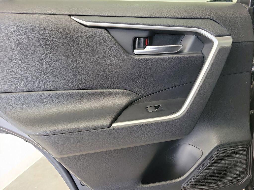 Used 2020 Toyota RAV4 XLE w/ Convenience Package FWD image 16