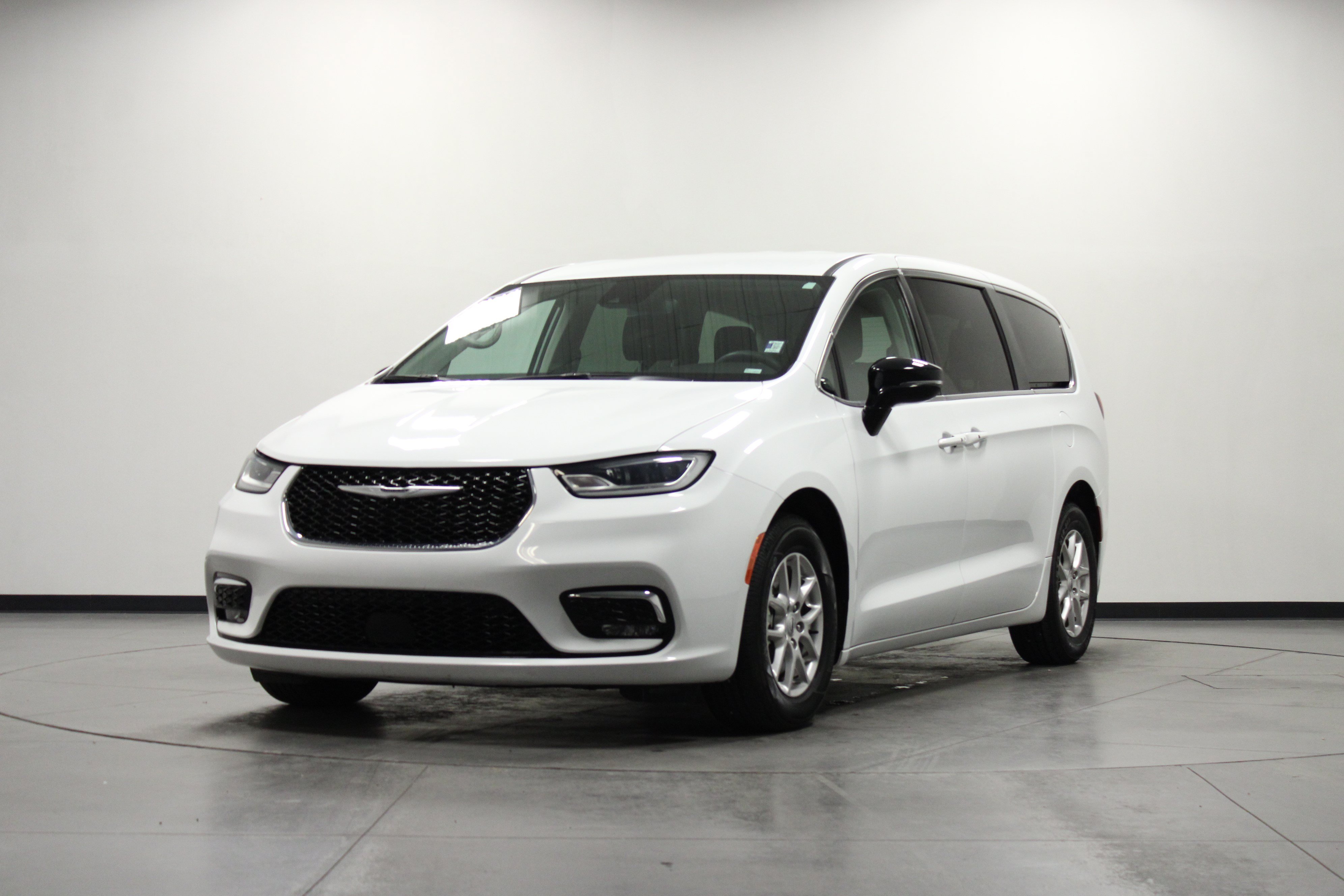 Used 2024 Chrysler Pacifica Touring-L FWD image 8