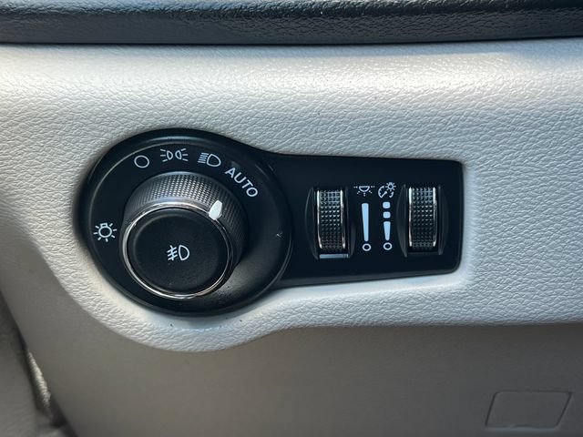 Used 2023 Chrysler Pacifica Touring-L FWD image 19