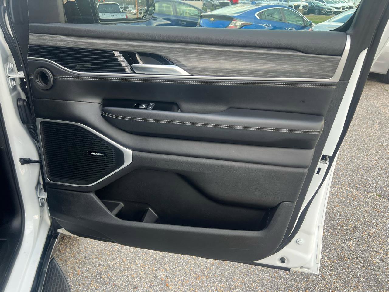 Used 2024 Jeep Wagoneer L Series II image 43