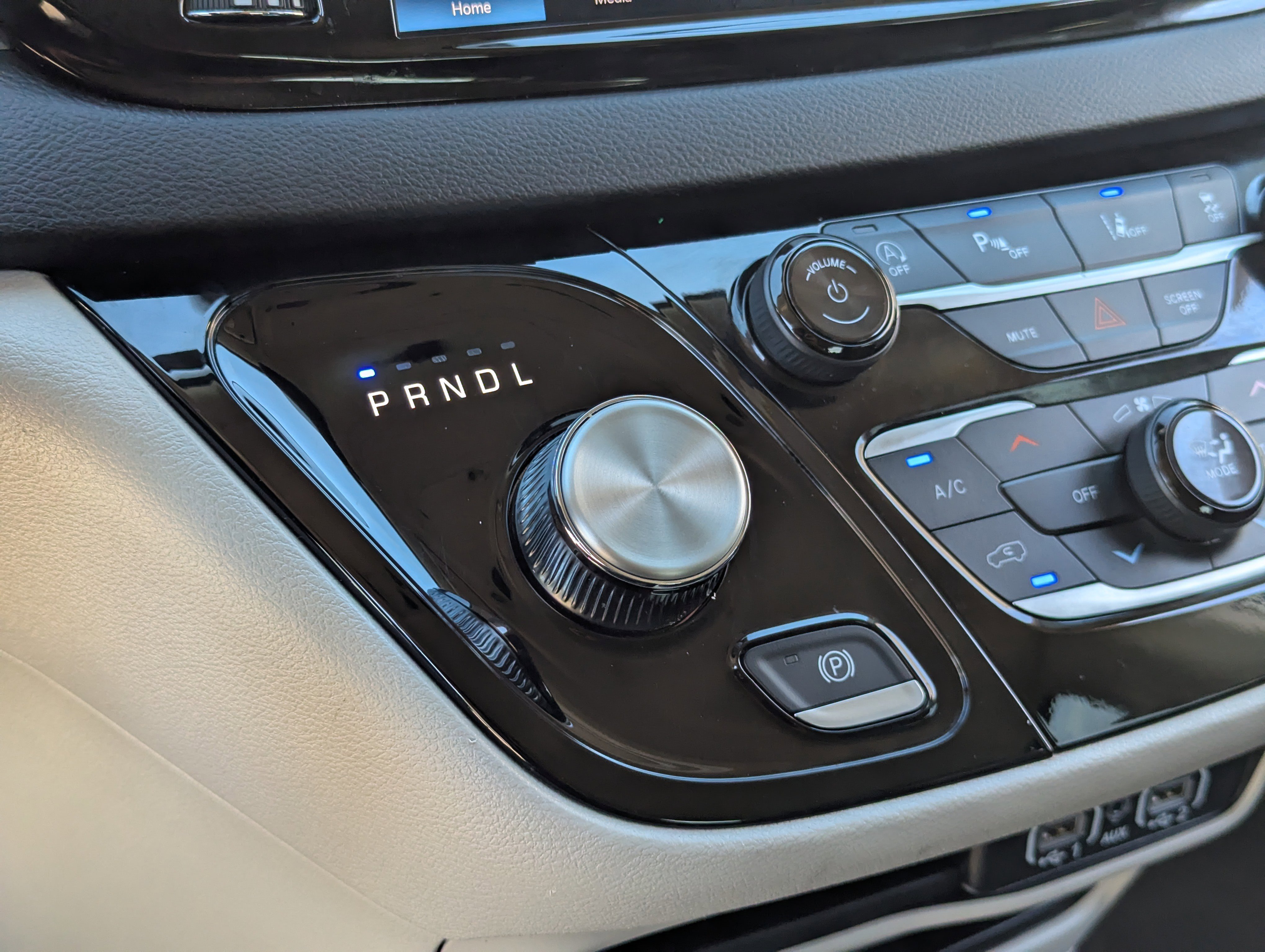 Used 2024 Chrysler Pacifica Touring-L image 27