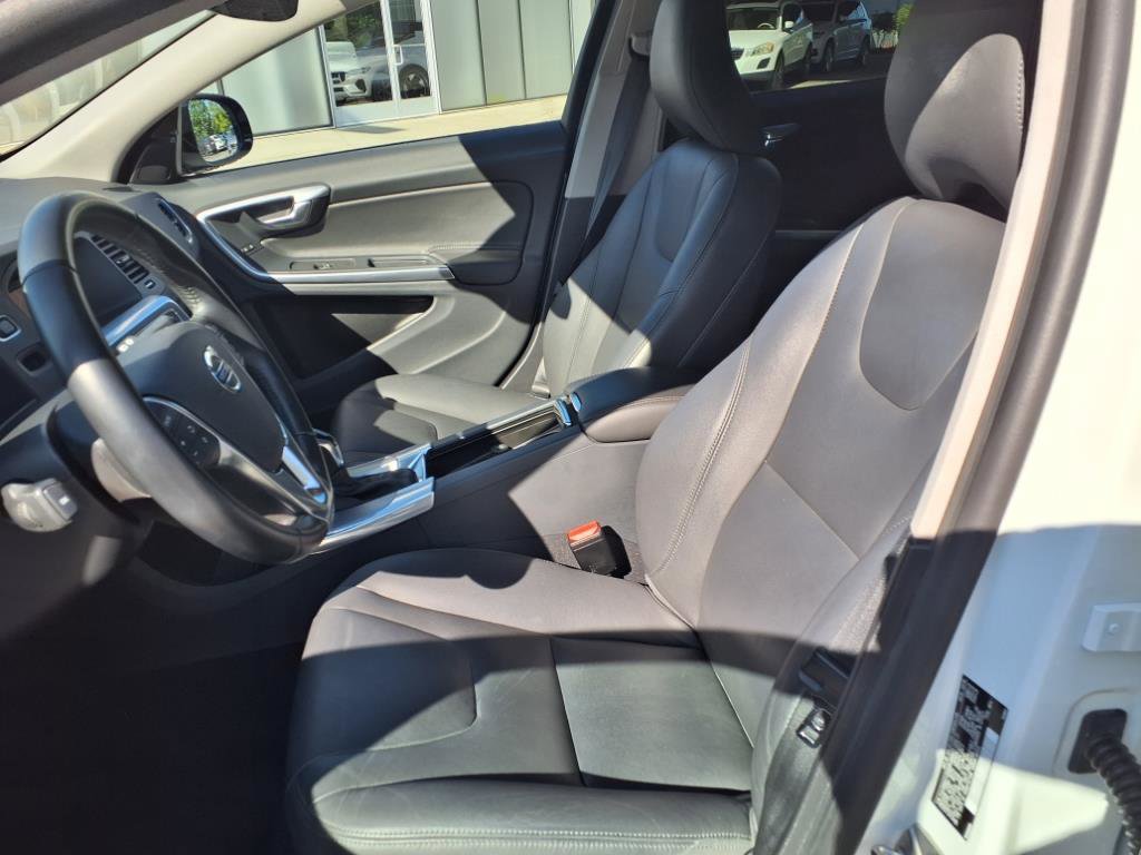 Used 2018 Volvo V60 T5 Cross Country w/ Convenience Package image 18