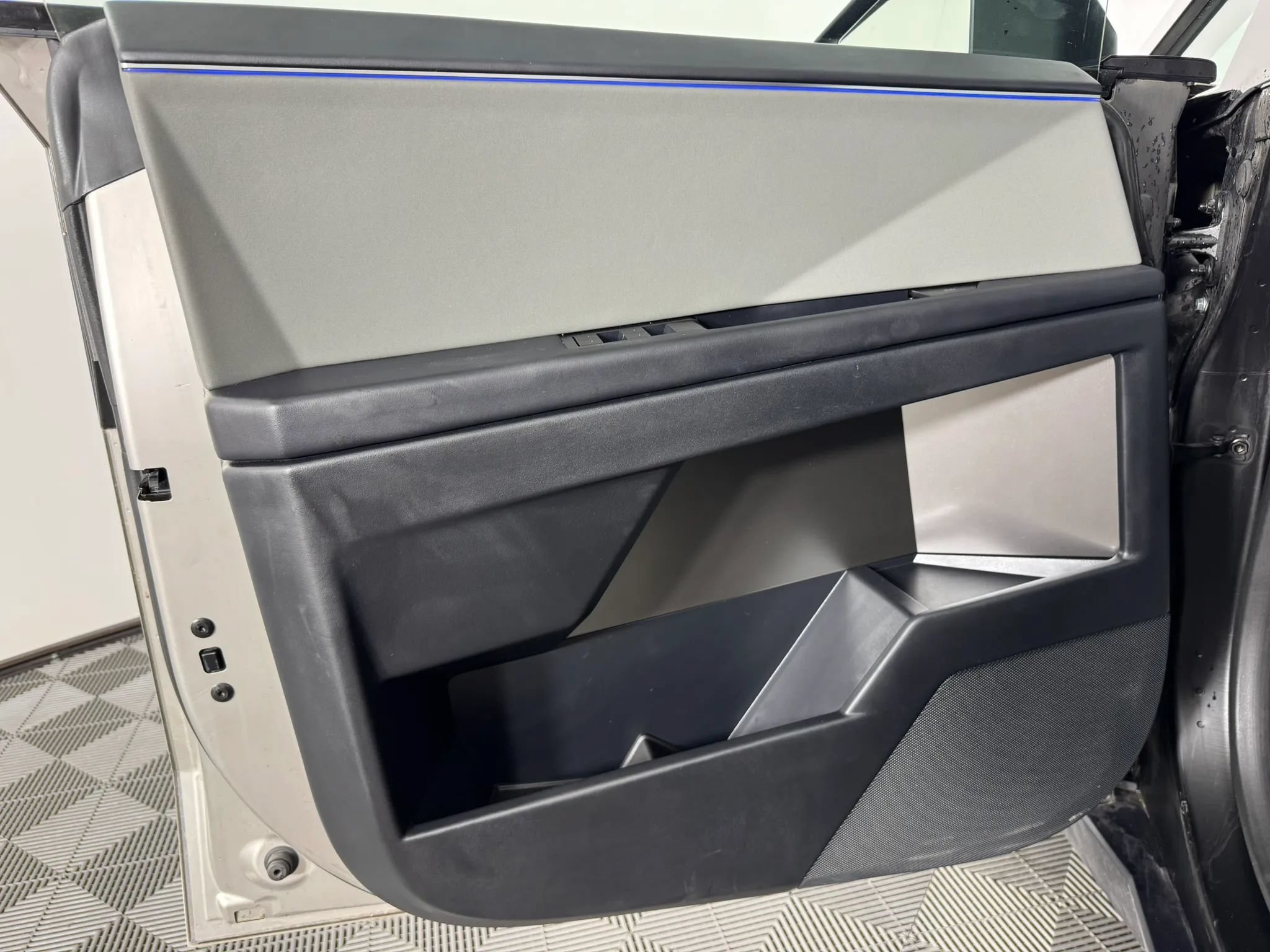 Used 2024 Tesla Cybertruck AWD Crew Cab image 36