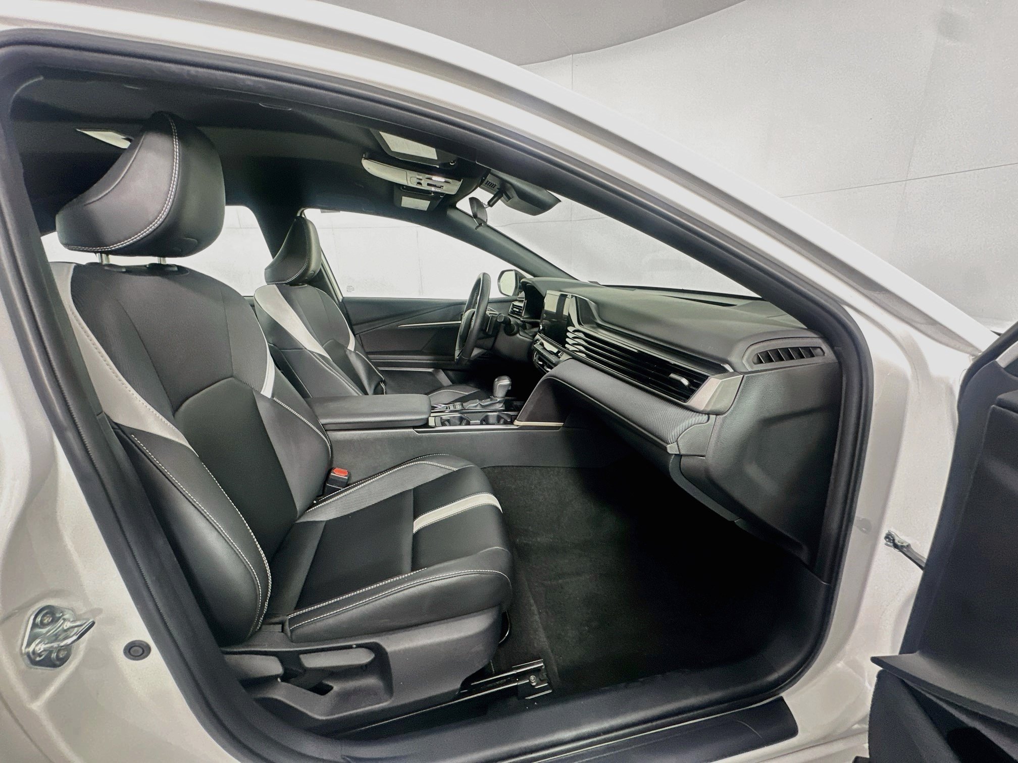 Used 2025 Toyota Camry SE FWD image 30