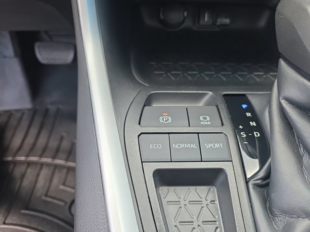 Used 2021 Toyota RAV4 XLE w/ Convenience Package FWD image 23