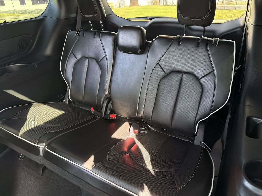 Used 2022 Chrysler Pacifica Limited w/ Uconnect Theater Family Group FWD image 26