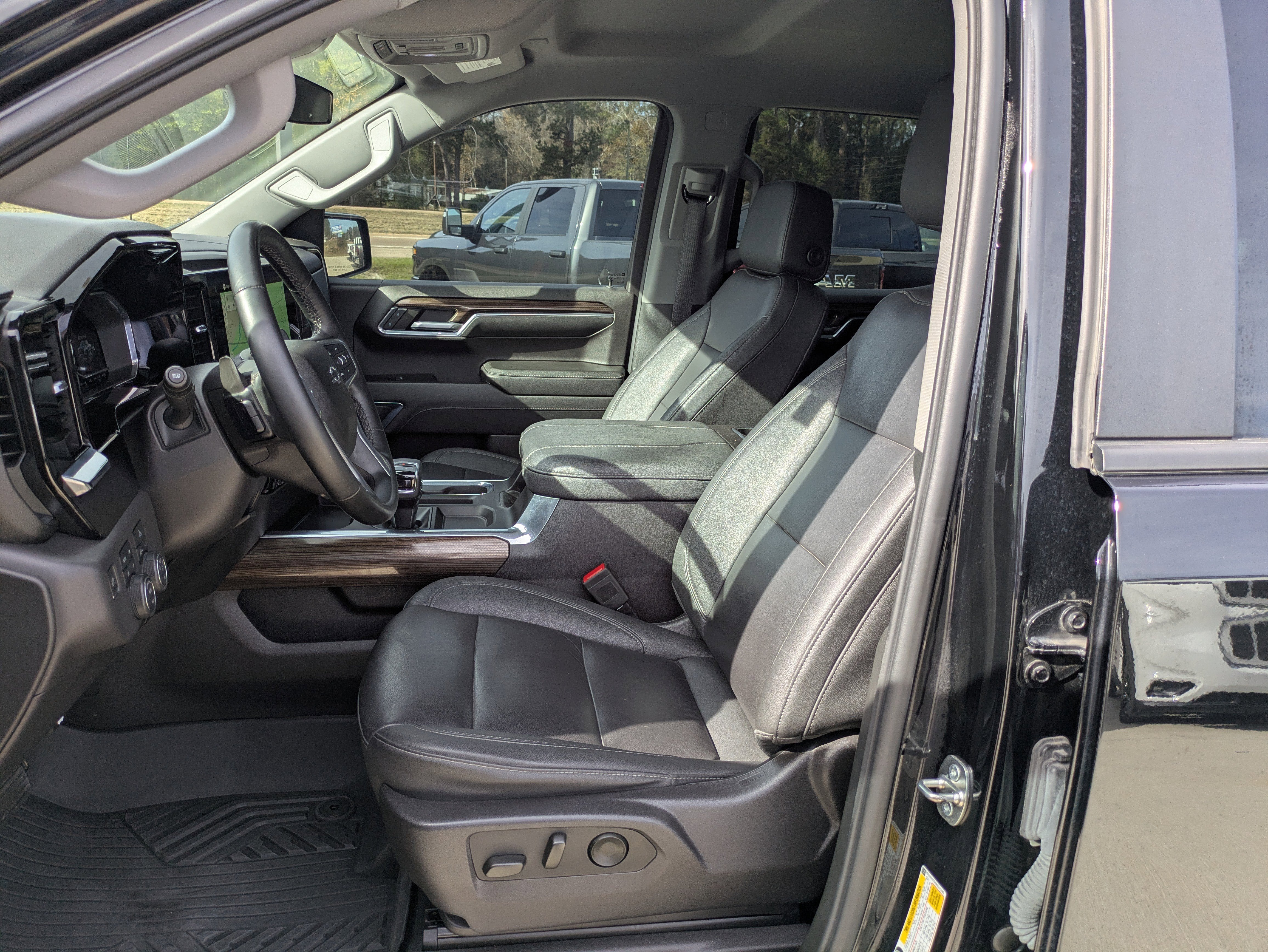 Used 2024 Chevrolet Silverado 1500 LT Trail Boss w/ Convenience Package II image 8