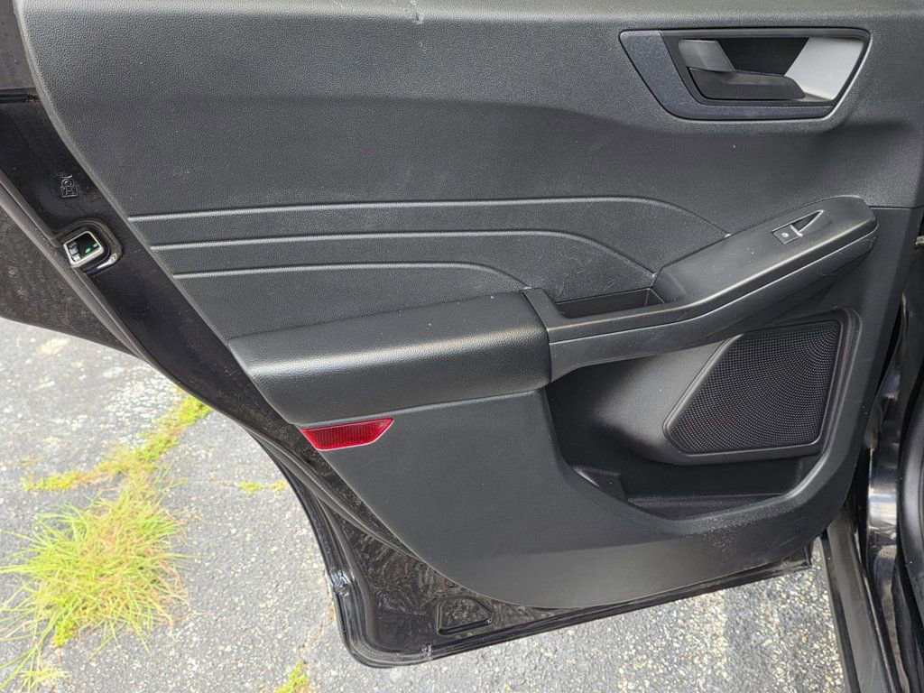 Used 2022 Ford Escape SE image 34