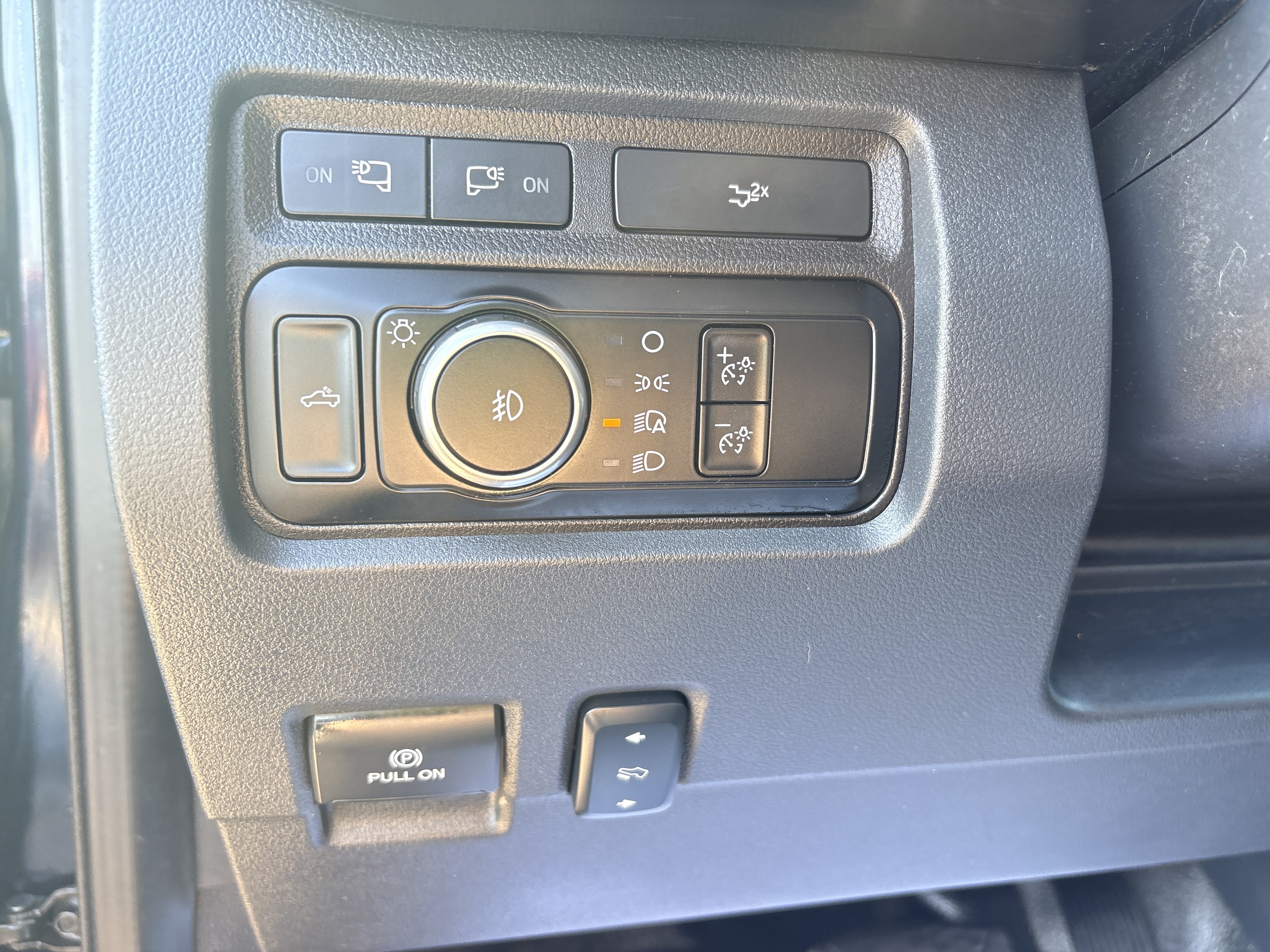 Used 2024 Ford F250 Lariat w/ Tremor Off-Road Package AWD/4WD image 13