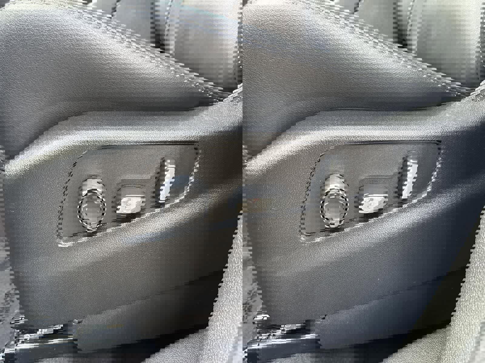 Used 2024 Cadillac XT4 Premium Luxury image 22