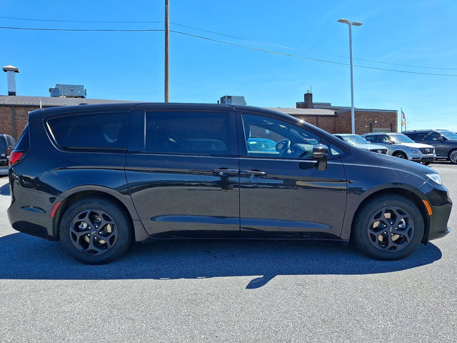 Used 2022 Chrysler Pacifica Touring-L w/ S Appearance Package image 7