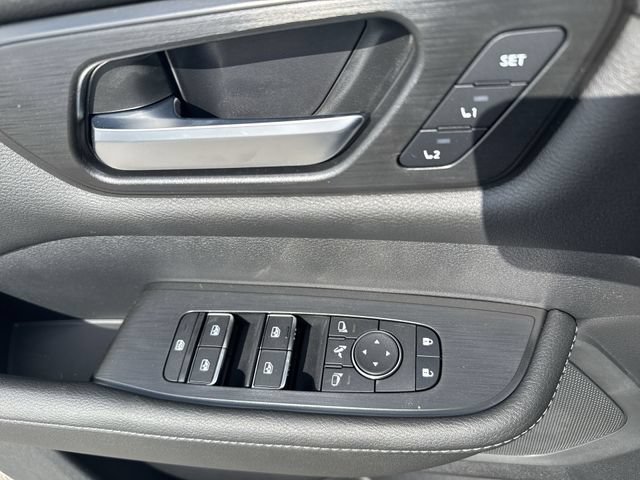 Used 2025 Nissan Armada SL AWD/4WD image 30