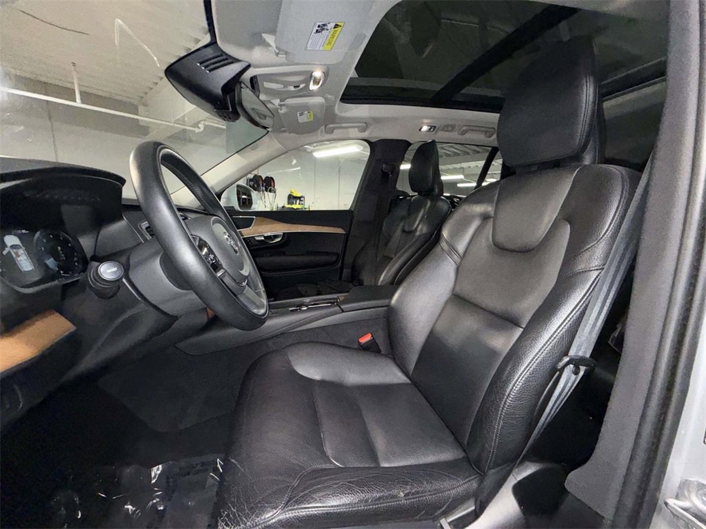 Used 2022 Volvo XC90 T6 Momentum w/ Climate Package image 2