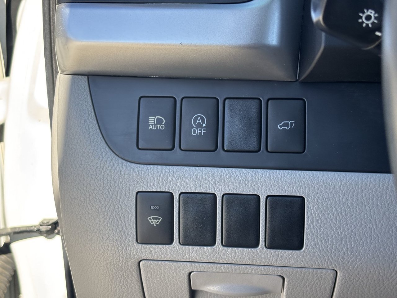Used 2017 Toyota Highlander Plus w/ Carpet Mat Package FWD image 29