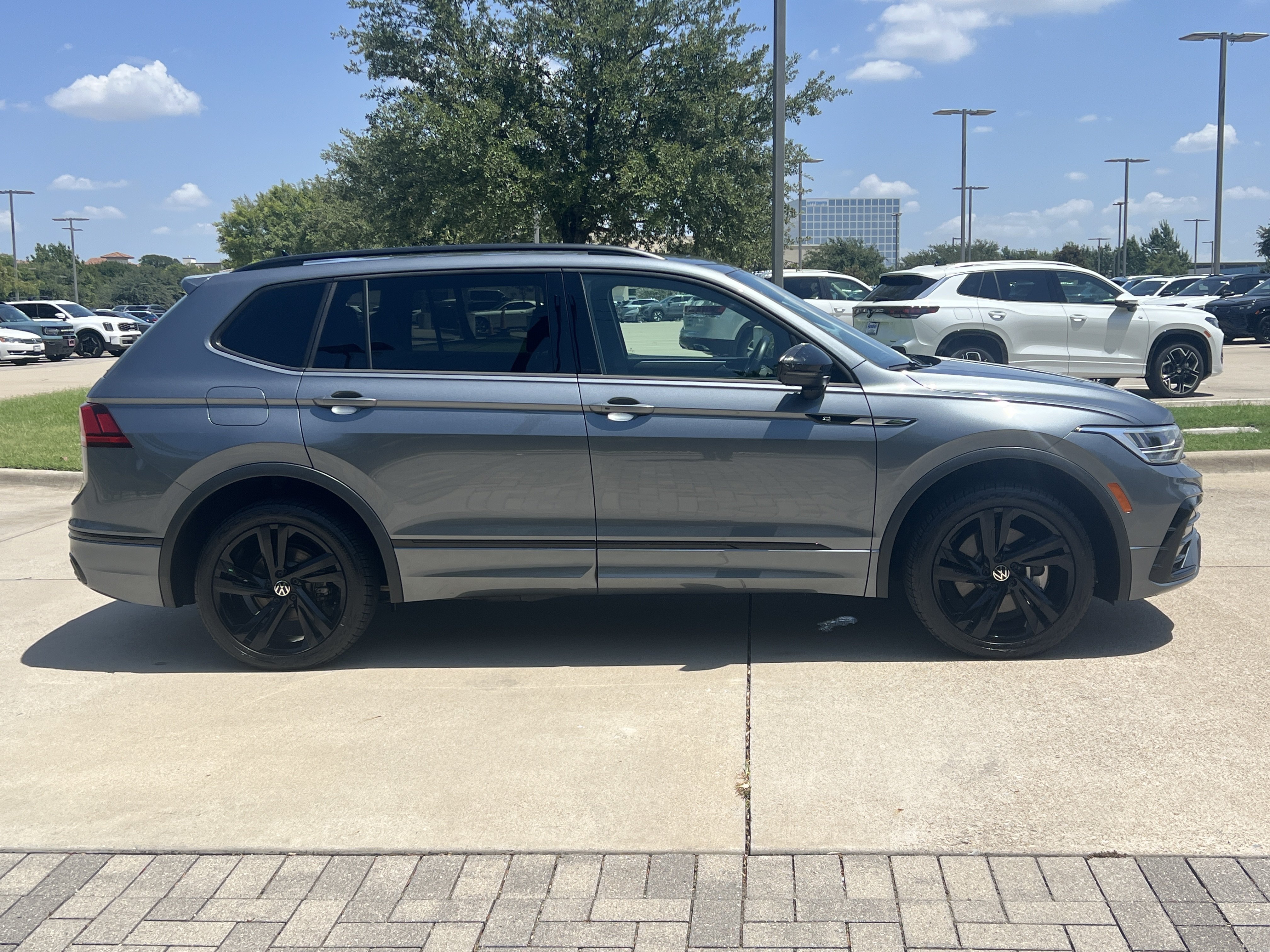 Certified 2024 Volkswagen Tiguan SE R-Line AWD/4WD image 10