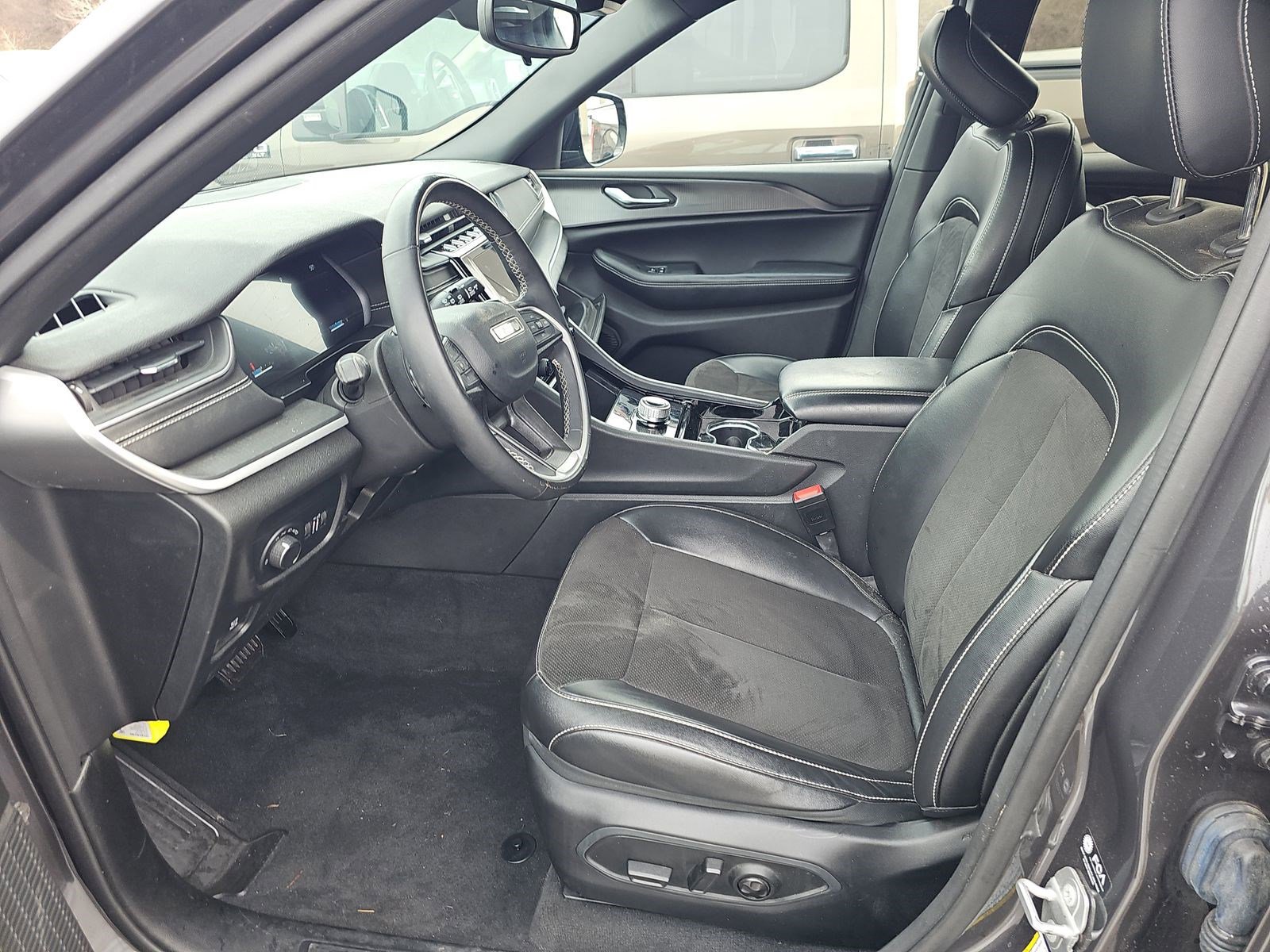 Used 2023 Jeep Grand Cherokee Altitude image 14