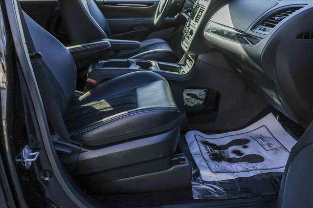 Used 2018 Dodge Grand Caravan SXT w/ Blacktop Package image 29